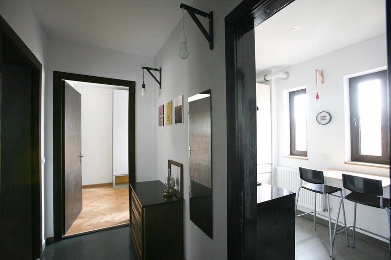 Batistei, ultracentral, etaj 4, bloc vechi, zona linistita