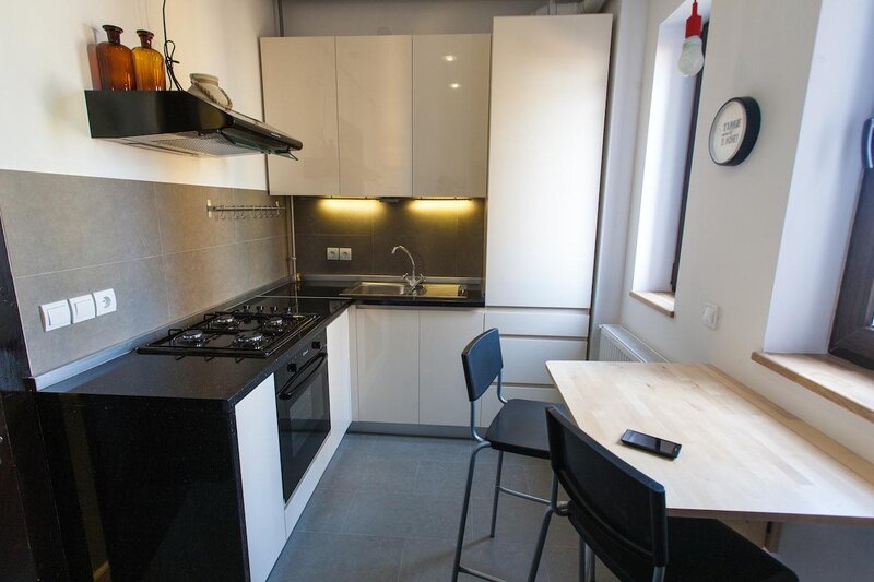 Batistei, ultracentral, etaj 4, bloc vechi, zona linistita