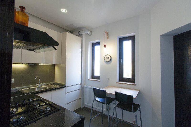 Batistei, ultracentral, etaj 4, bloc vechi, zona linistita