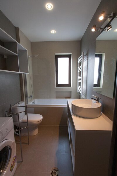 Batistei, ultracentral, etaj 4, bloc vechi, zona linistita