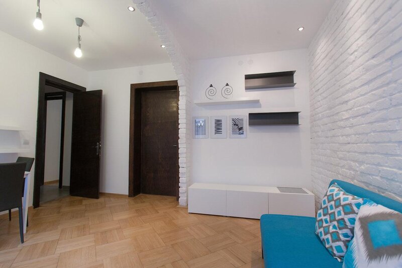 Batistei, ultracentral, etaj 4, bloc vechi, zona linistita